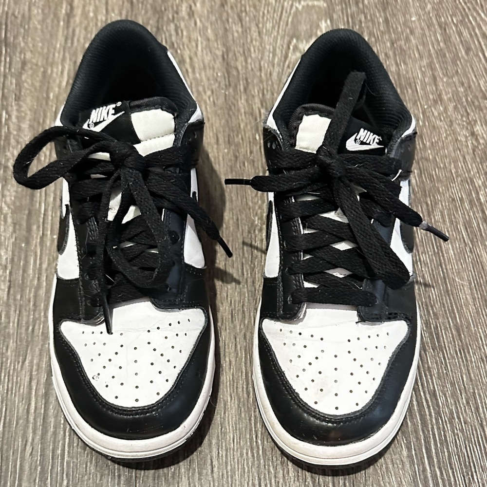 Woman’s Nike 🐼 
In perfect condition 
I will clean them before delivery